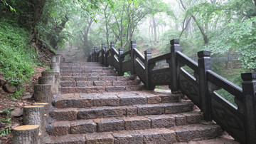 山路石階