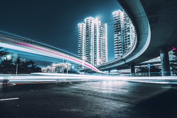 城市道路夜景和模糊的車燈
