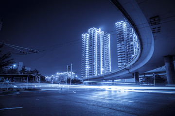 城市道路夜景和模糊的車燈