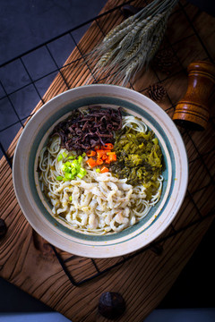 酸菜魚(yú)絲面