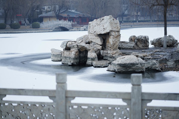 湖里的雪