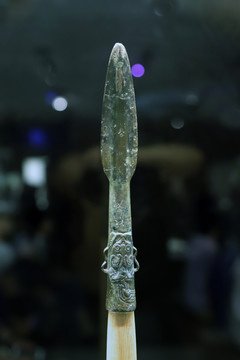 成都銘虎紋青銅矛