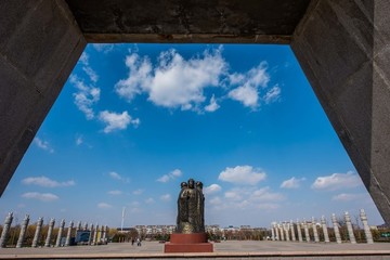 青州東夷文化標志園上空藍天白云