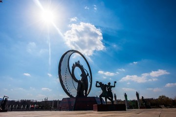 青州東夷文化標(biāo)志園上空藍(lán)天白云