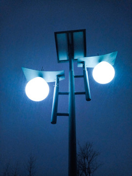 雪夜路燈