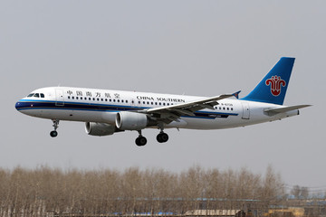 中國南方航空公司飛機(jī)落地