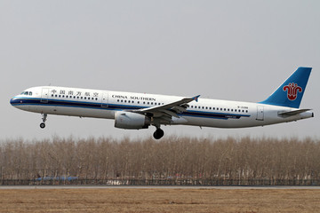中國(guó)南方航空飛機(jī)降落
