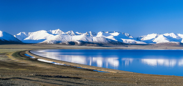 湖泊雪山