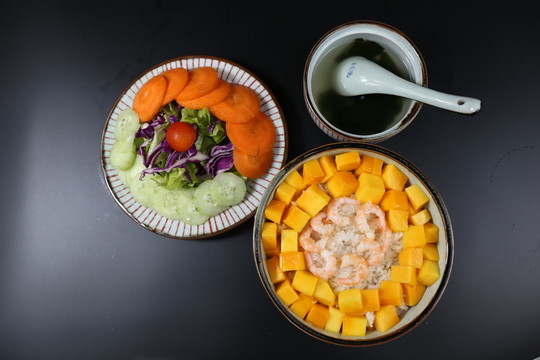 沙拉海鮮拌飯
