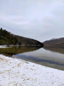 湖邊雪景