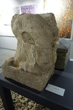 金代石坐龍
