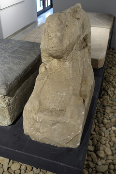金代石坐龍