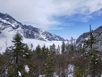 藍(lán)天白云雪山