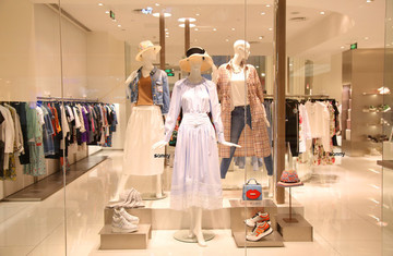 女裝專賣店櫥窗