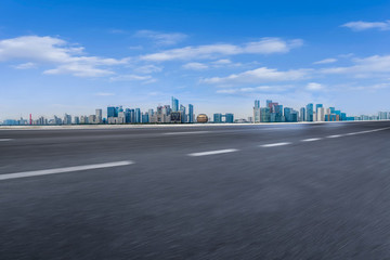 城市道路和天際線