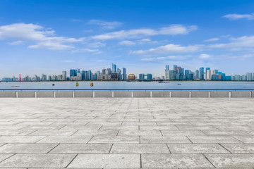 空的廣場磚和城市天際線