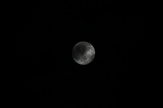 夜黑的月亮