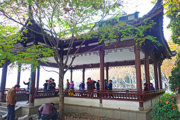 西湖湖畔古典小亭