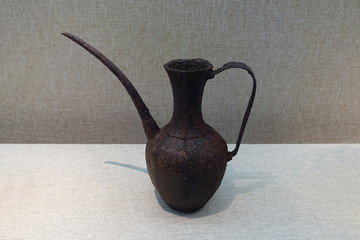 金代單柄細流八棱鐵執(zhí)壺