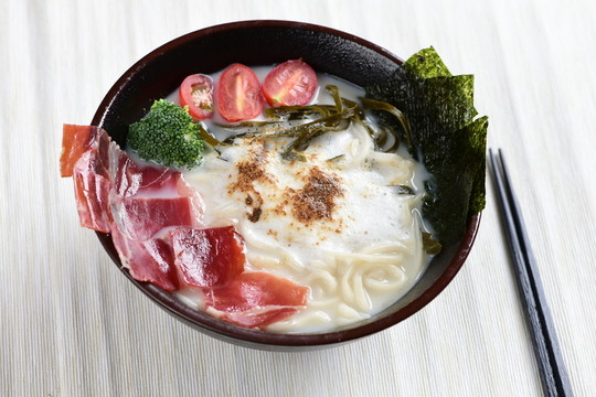 海苔肉片雞蛋拉面