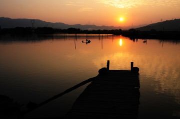 夕陽下的小船