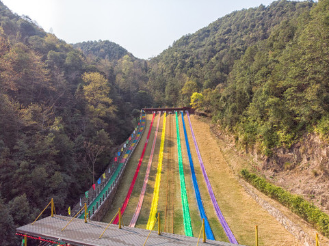 彩虹滑草場