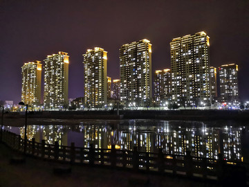夜晚高樓燈河