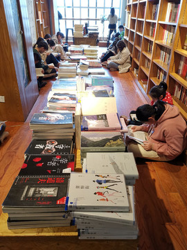 在書店閱讀的學生