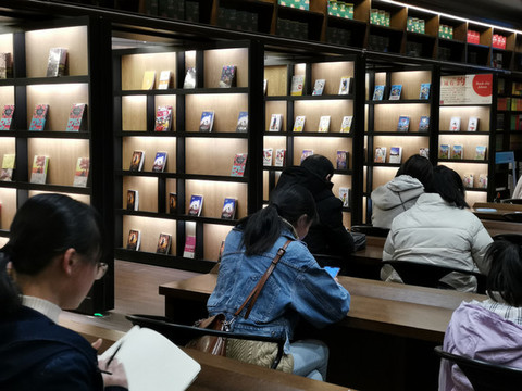 閱讀室看書的人