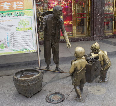 路邊攤老人和小孩銅像