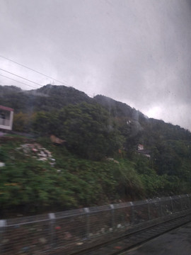 行駛中的山脈