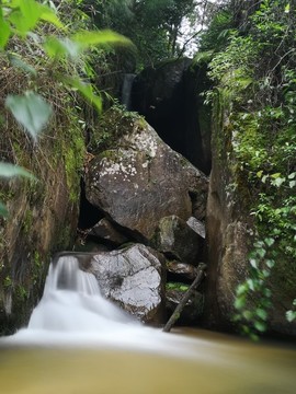 必地溪流