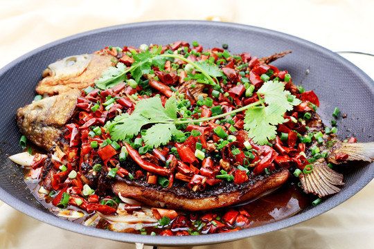 平鍋香辣煎草魚(yú)