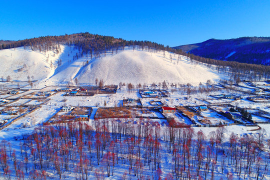航拍雪原紅柳山里人家