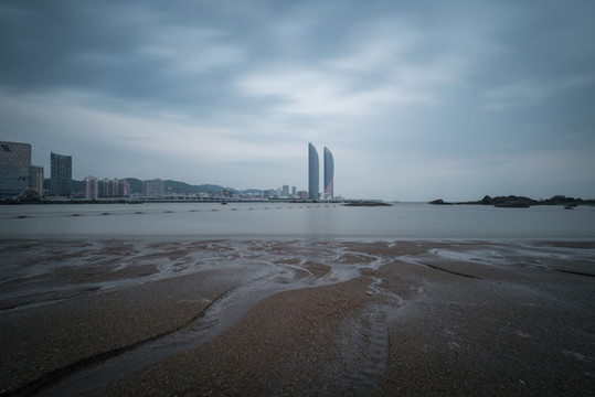 廈門鼓浪嶼海灘遠(yuǎn)望雙子塔