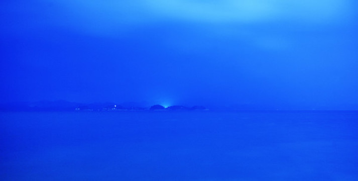 夜晚的湖面