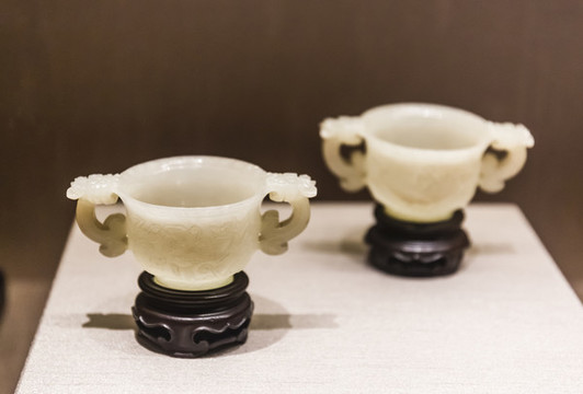 白玉雙龍耳杯