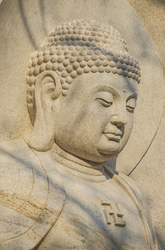 千山中會(huì)寺山石壁佛主半身雕像