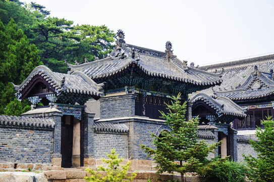千山中會寺寺廟外建筑與樹木