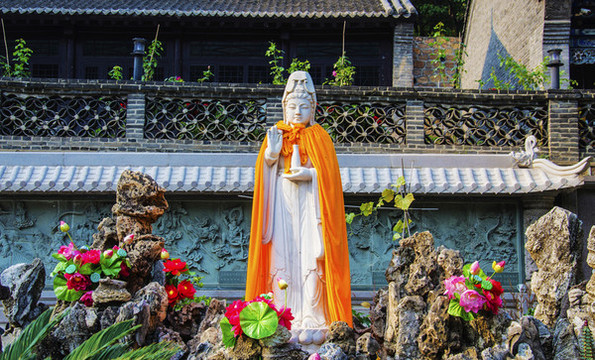 千山中會(huì)寺寺內(nèi)凈瓶觀音雕像
