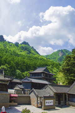 千山中會(huì)寺建筑群與滿天彩云