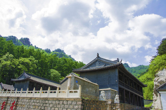 千山中會(huì)寺毗盧殿建筑與滿天彩云