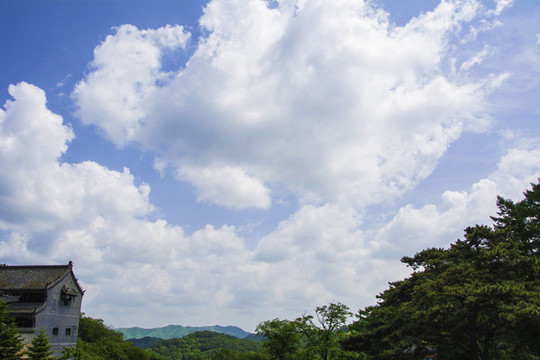 千山中會寺山峰與漫天彩云