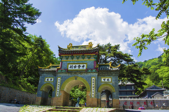 千山中會(huì)寺中會(huì)古剎門與藍(lán)天彩云