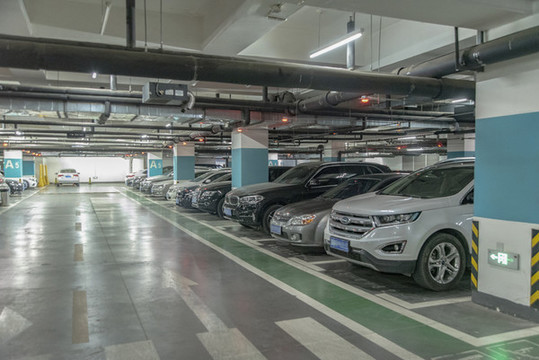 停滿車的地下車庫