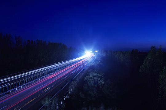 夜幕下的高速公路上車流不息