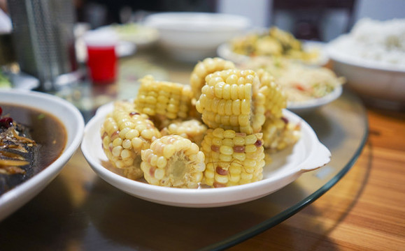 農(nóng)家樂餐桌上的玉米