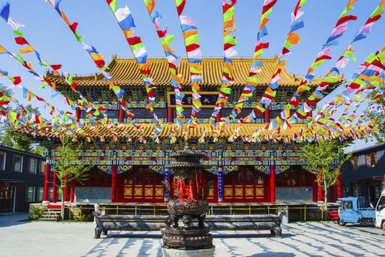 鞍山靈山寺大雄寶殿與香爐