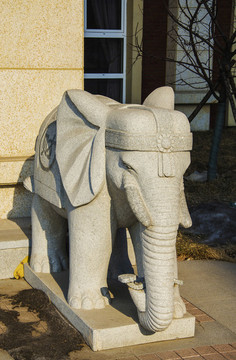 披着招财毯子的大象石雕像
