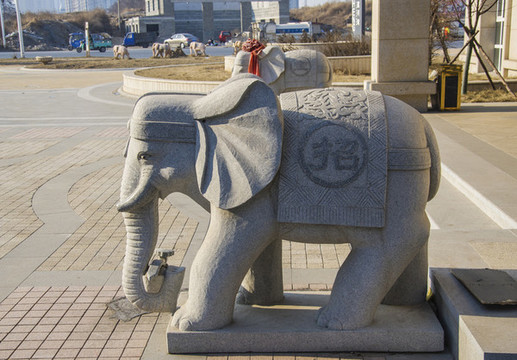 披着招财毯子的大象石雕像